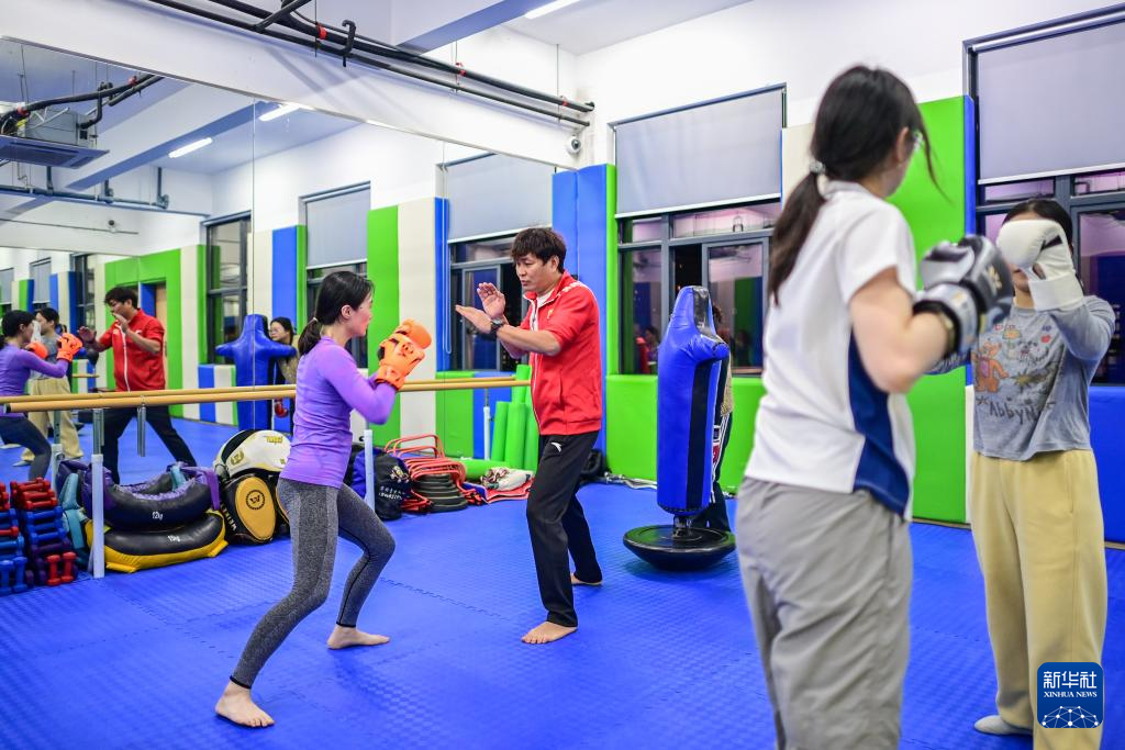 浙江宁波:“青年夜校”丰富群众业余生活