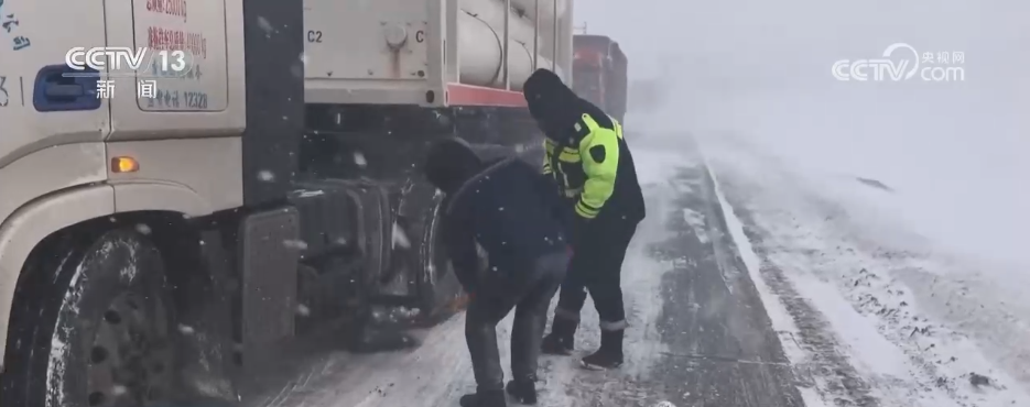 冷空气频繁影响我国各地 多方联动“攥指成拳”清冰除雪保畅通