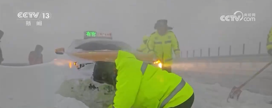 冷空气频繁影响我国各地 多方联动“攥指成拳”清冰除雪保畅通