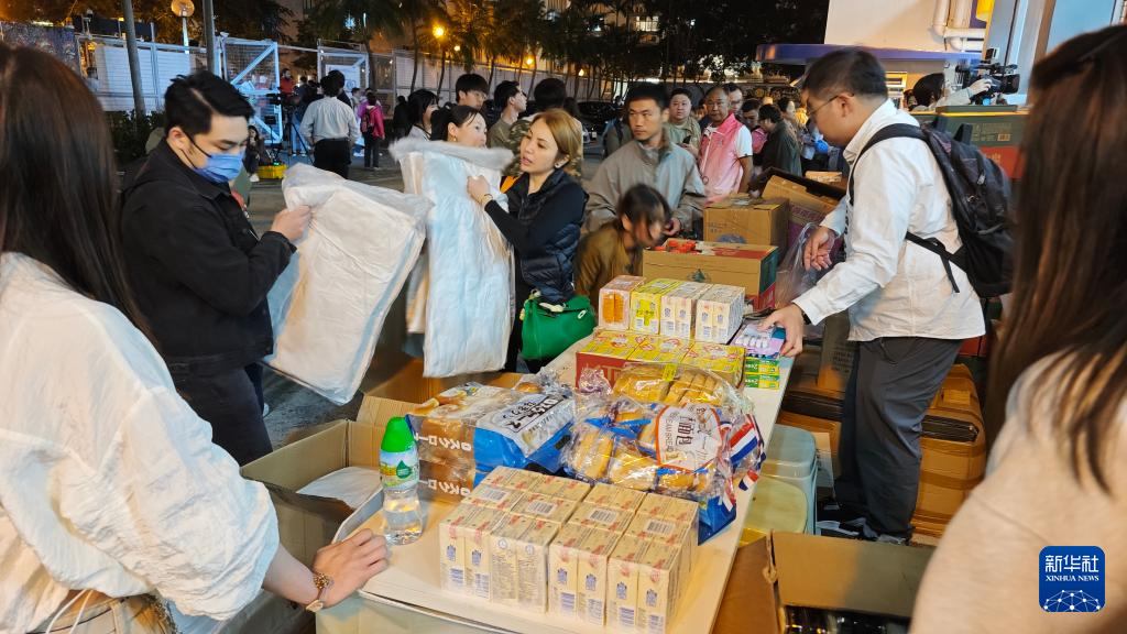 香港各方紧张救援大埔火灾