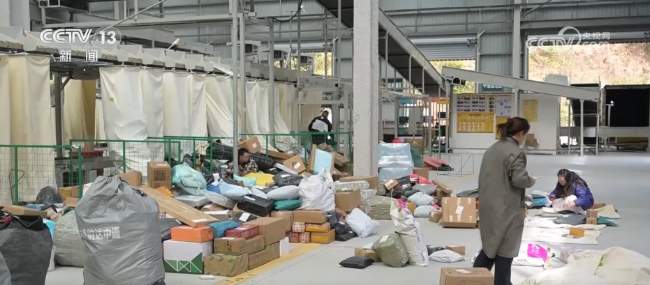 “公交带货”激发乡村物流活力 打通快递进村“最后一公里”