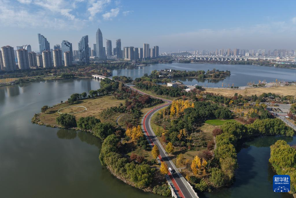 浙江绍兴:湖泊公园引客来