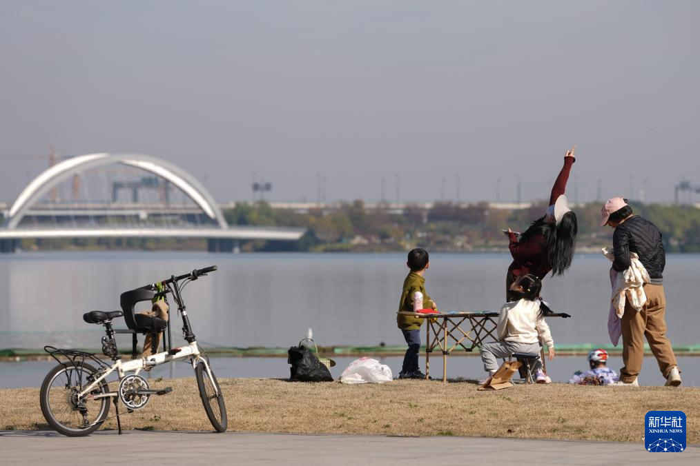 浙江绍兴:湖泊公园引客来