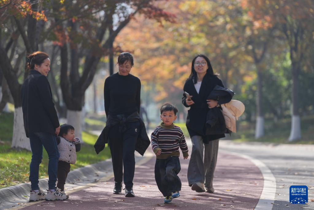 浙江绍兴:湖泊公园引客来
