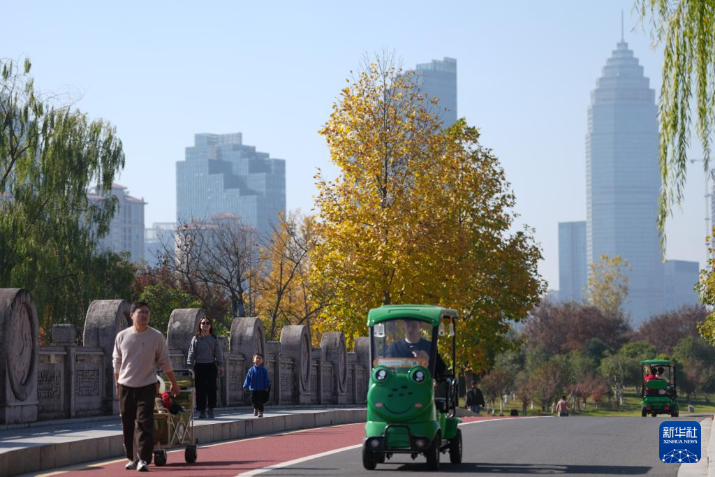 浙江绍兴:湖泊公园引客来