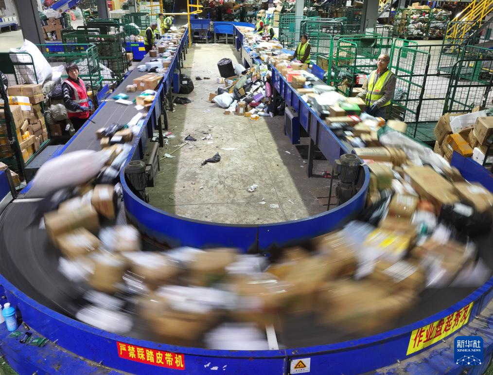 我国快递年业务量首次突破1800亿件