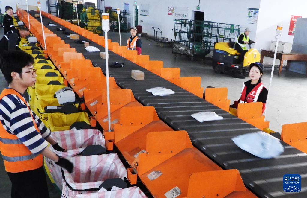 我国快递年业务量首次突破1800亿件