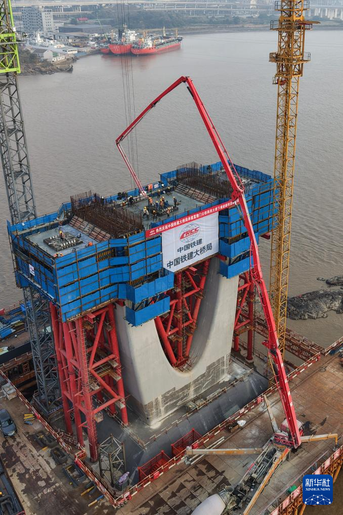浙江：甬舟铁路富翅门公铁两用大桥建设正酣