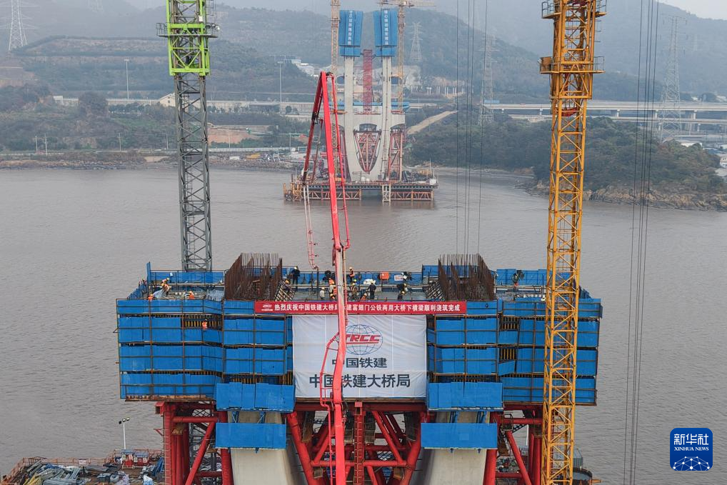 浙江：甬舟铁路富翅门公铁两用大桥建设正酣