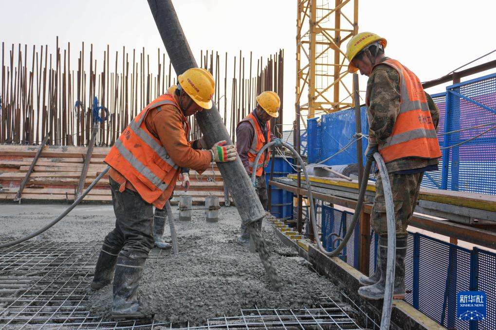 浙江：甬舟铁路富翅门公铁两用大桥建设正酣