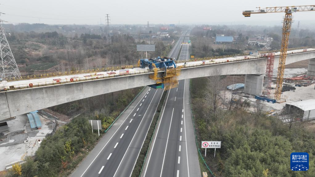 合武高铁跨沪蓉高速特大桥合龙