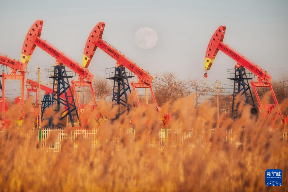 “超级月亮”亮相天宇