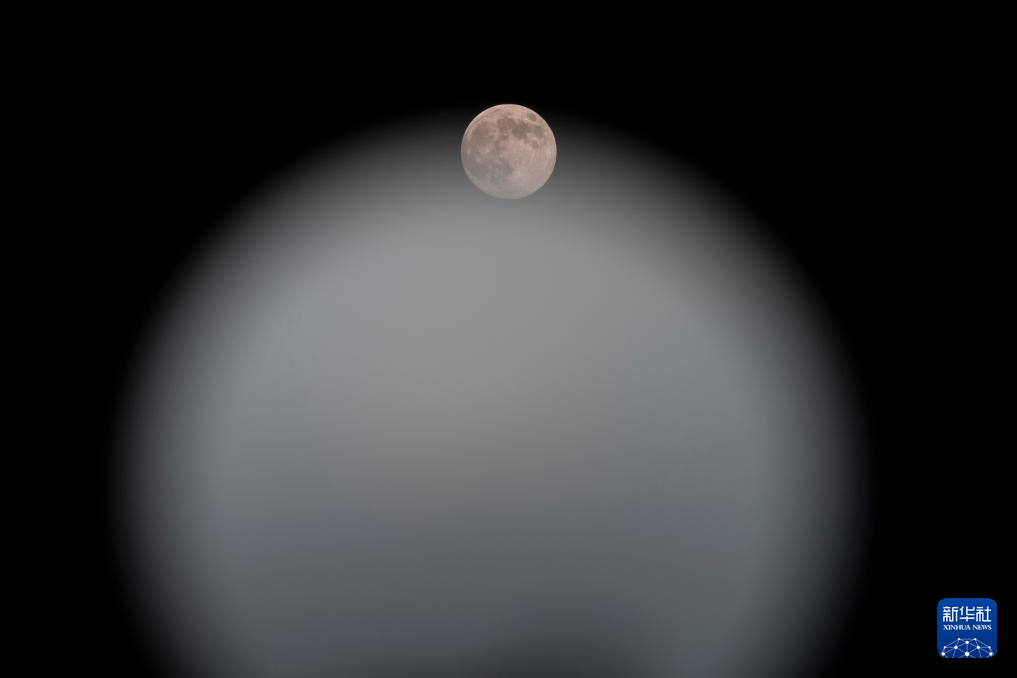 “超级月亮”亮相天宇