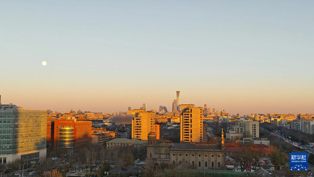 “超级月亮”亮相天宇