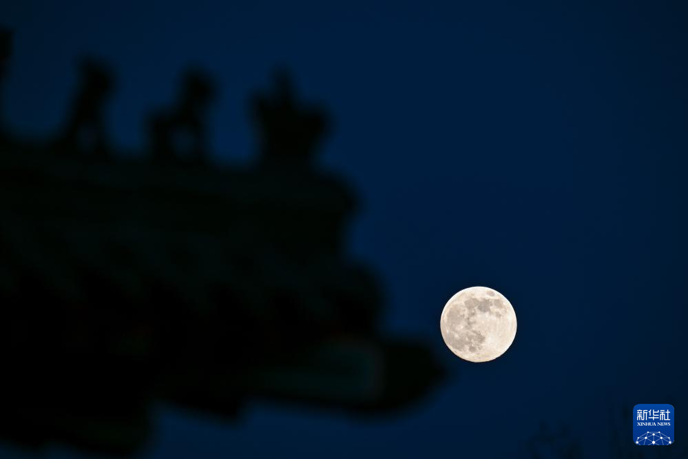 “超级月亮”亮相天宇