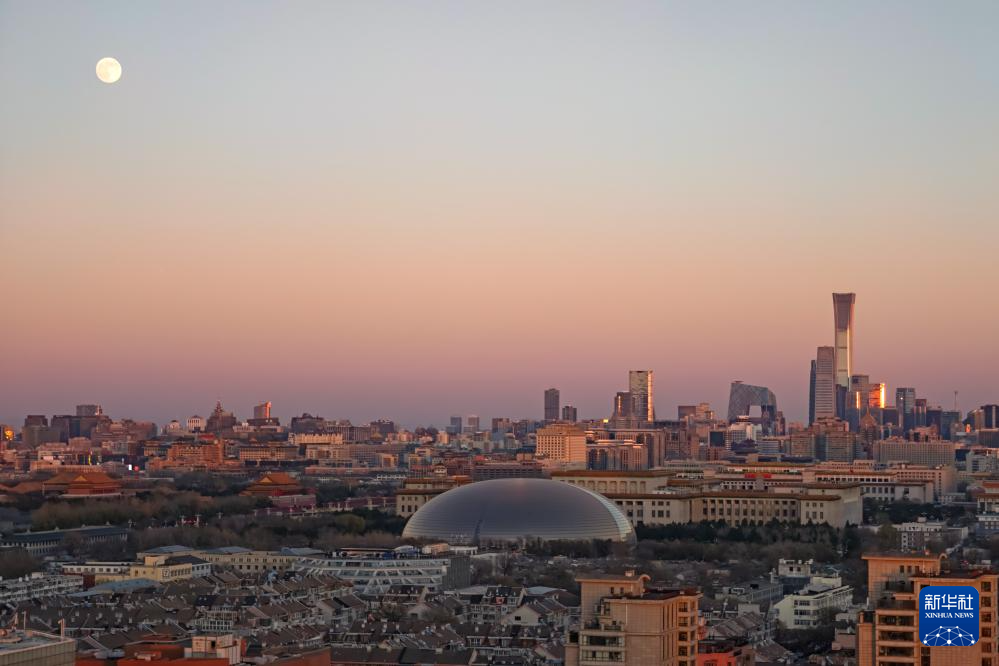 “超级月亮”亮相天宇