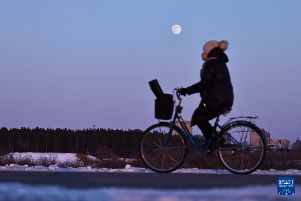 “超级月亮”亮相天宇