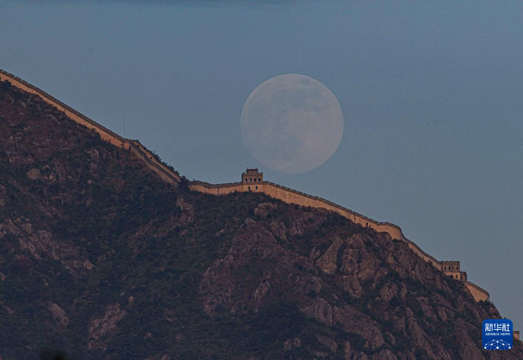 “超级月亮”亮相天宇