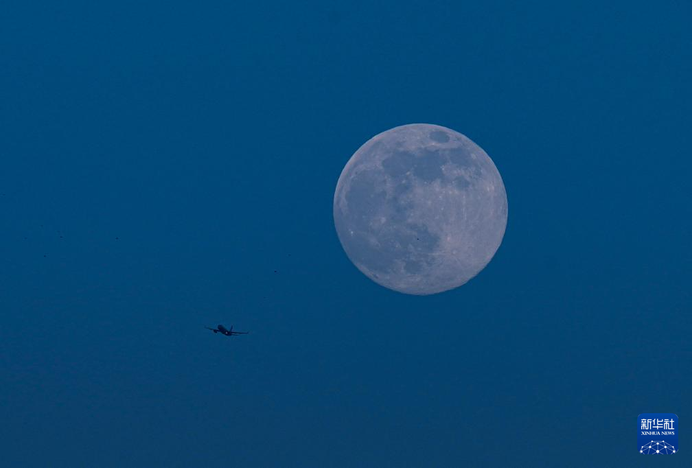 “超级月亮”亮相天宇