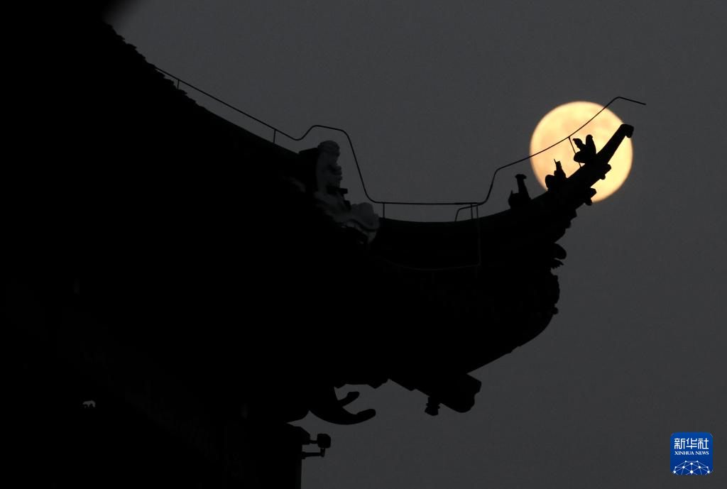 “超级月亮”亮相天宇