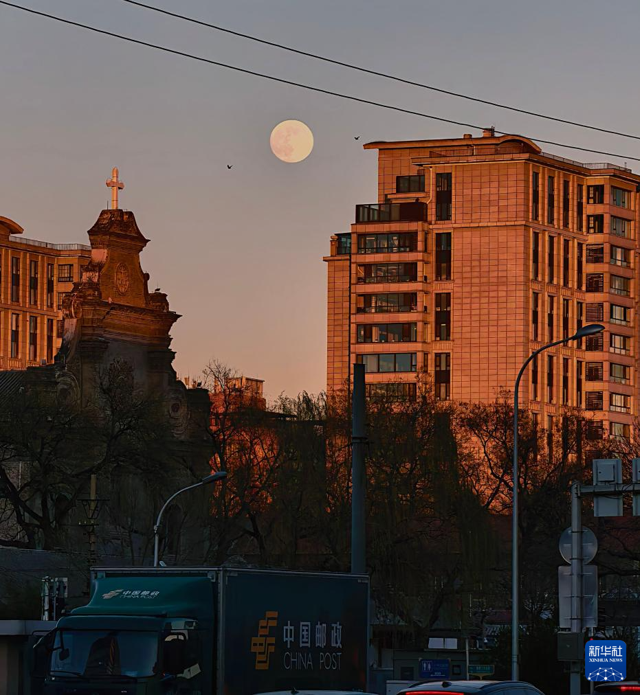 “超级月亮”亮相天宇