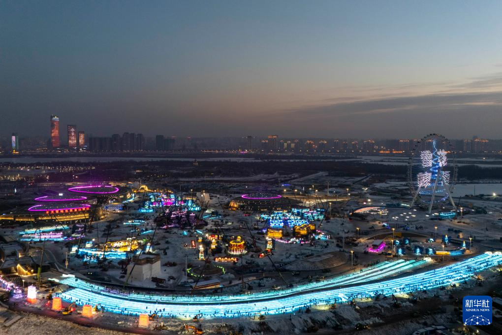 哈尔滨冰雪大世界冰建施工火热开展