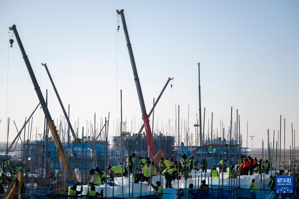 哈尔滨冰雪大世界冰建施工火热开展