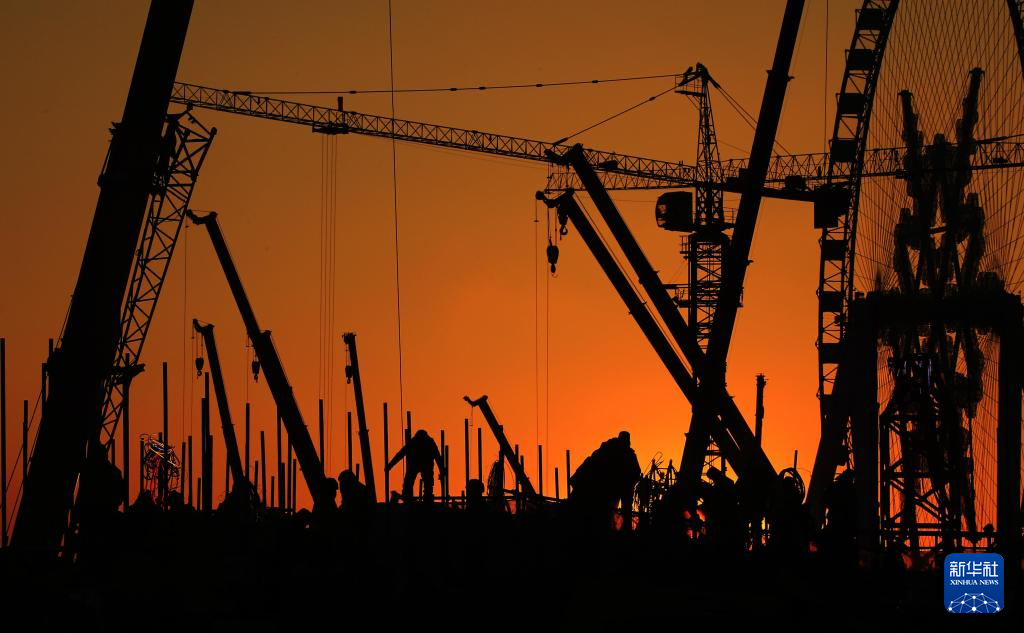 哈尔滨冰雪大世界冰建施工火热开展