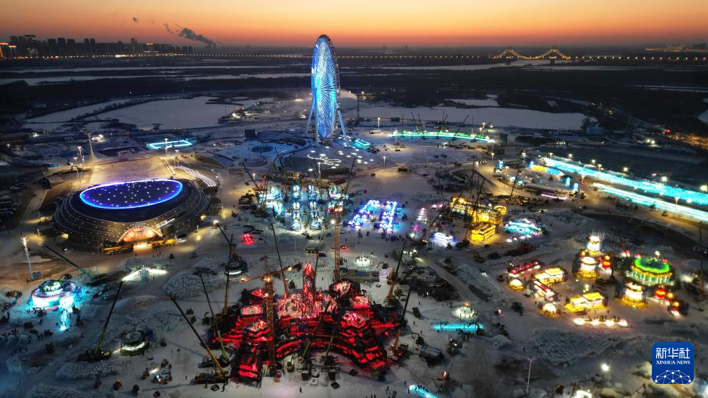 哈尔滨冰雪大世界冰建施工火热开展