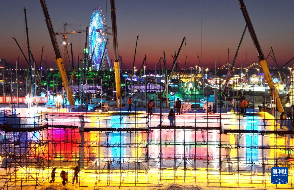 哈尔滨冰雪大世界冰建施工火热开展