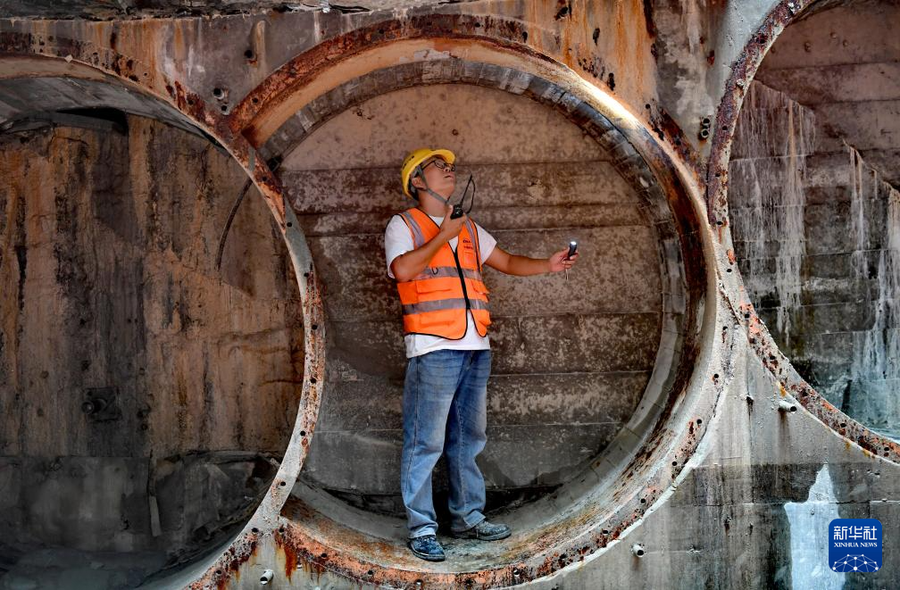 海南三亚首个水下隧道顺利完成海底首次贯通