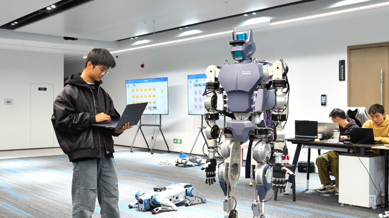 关键词读懂“十五五”|“人工智能+” 为千行百业安装“智慧大脑”