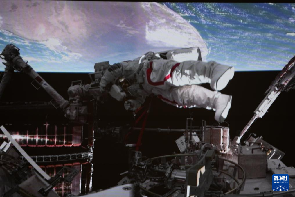 神舟二十一号航天员乘组圆满完成第一次出舱活动