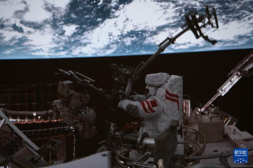神舟二十一号航天员乘组圆满完成第一次出舱活动
