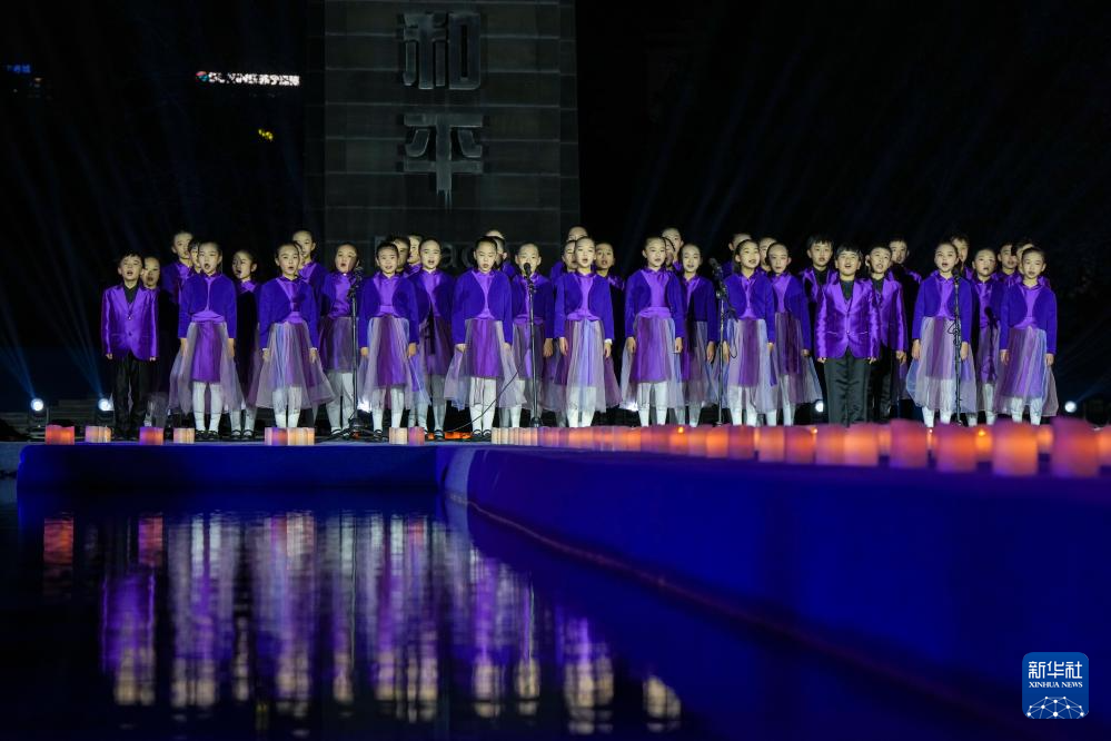 南京举行“烛光祭” 寄托哀思 祈愿和平