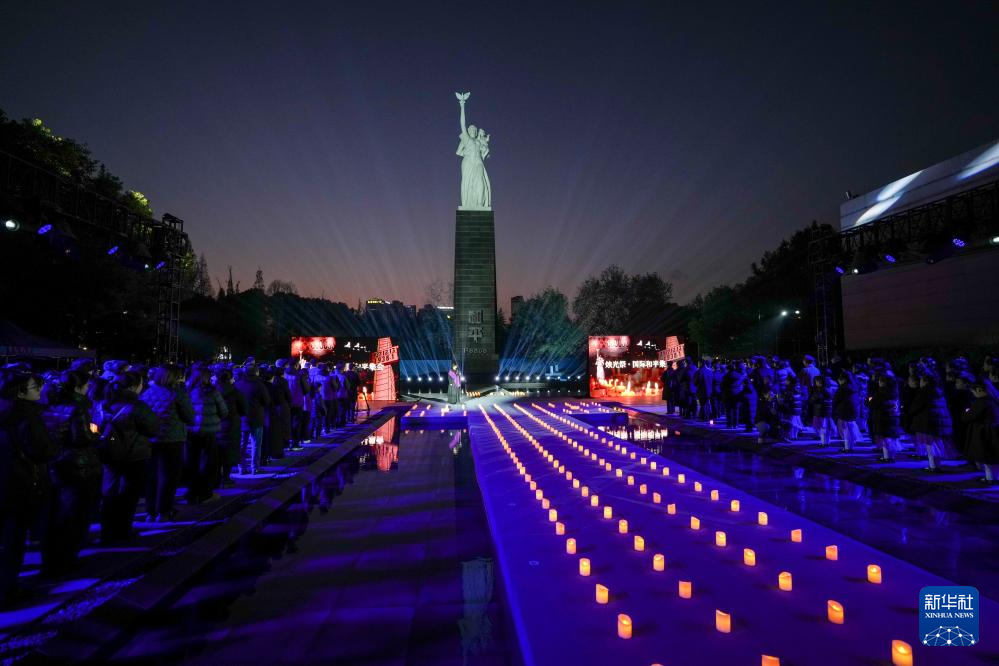 南京举行“烛光祭” 寄托哀思 祈愿和平