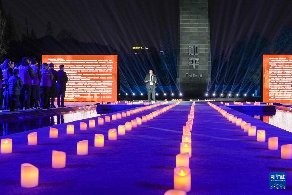 南京举行“烛光祭” 寄托哀思 祈愿和平