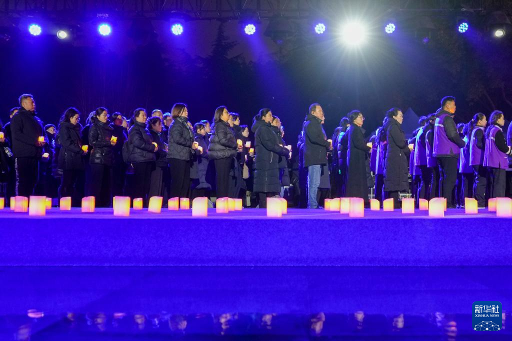 南京举行“烛光祭” 寄托哀思 祈愿和平