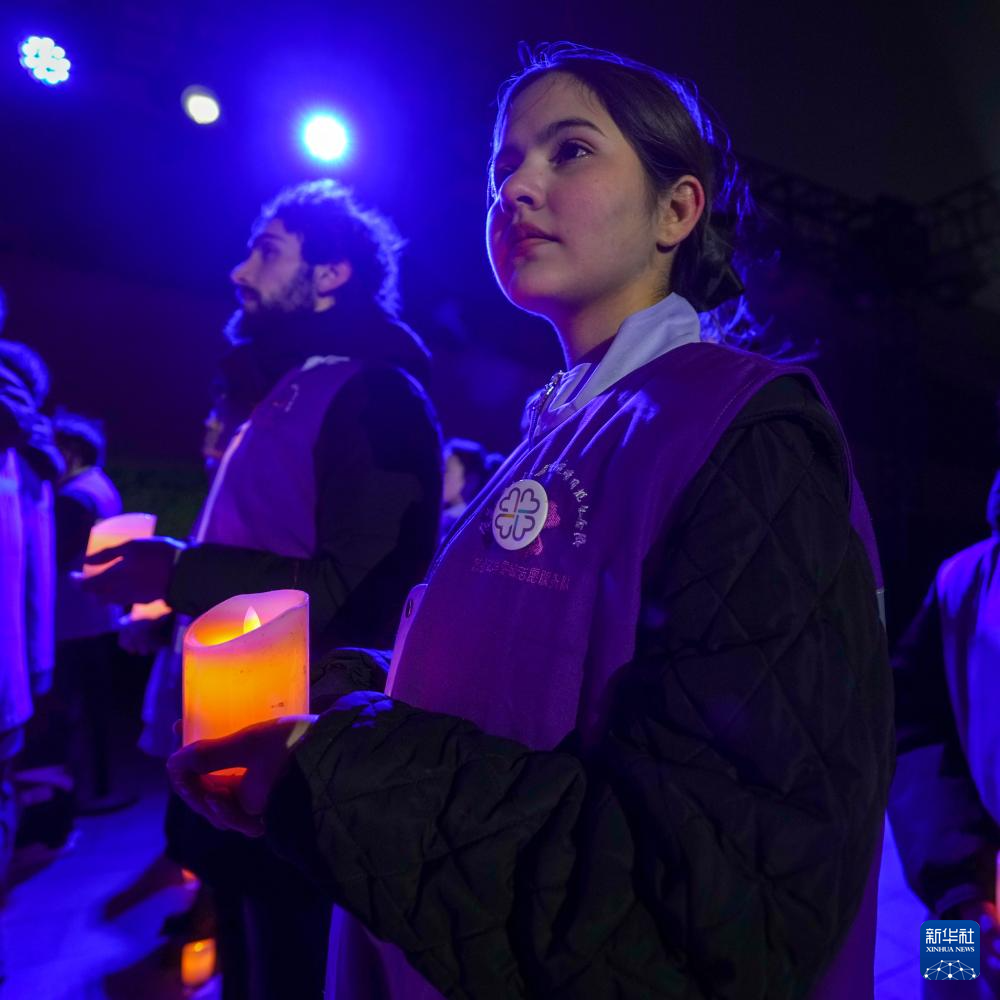 南京举行“烛光祭” 寄托哀思 祈愿和平