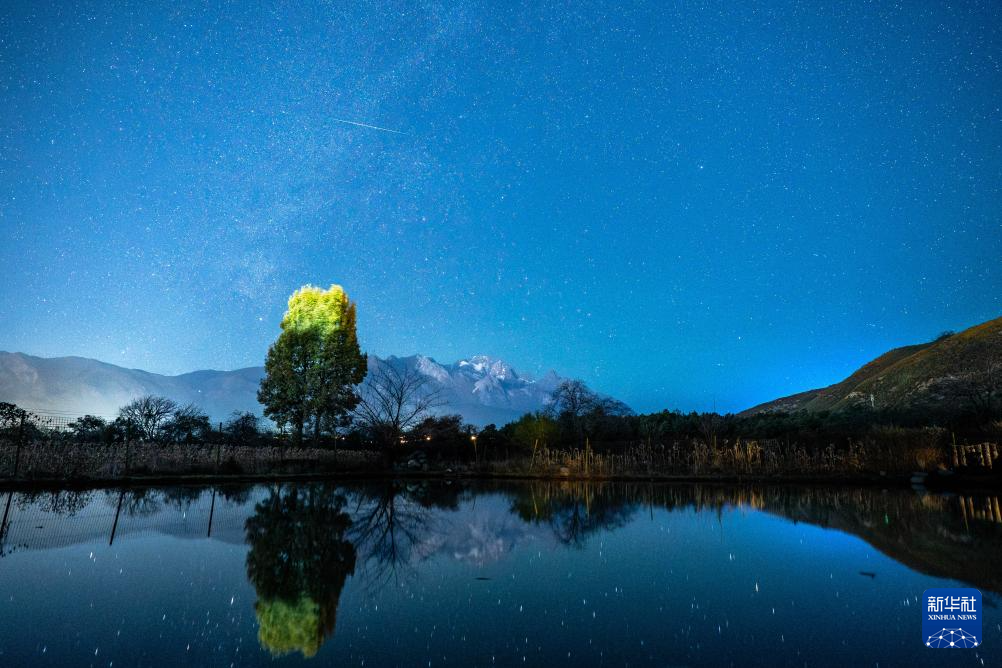 双子座流星雨闪耀夜空