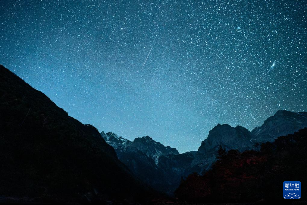 双子座流星雨闪耀夜空