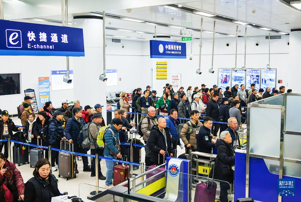 江苏连云港:连云港口岸迎来对韩免签后最大规模韩国旅行团