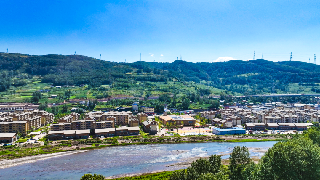 脱贫村的这五年 | 从峭壁钢梯到幸福通途——悬崖绽放索玛花