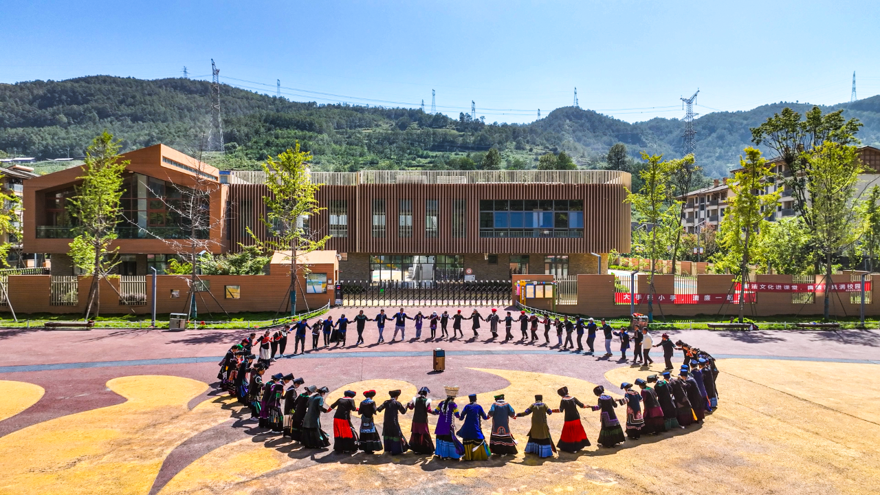 脱贫村的这五年 | 从峭壁钢梯到幸福通途——悬崖绽放索玛花