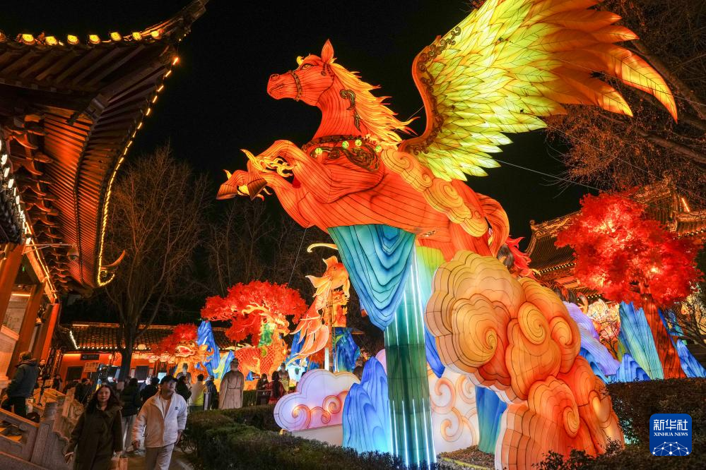 江苏南京:灯彩亮 迎新年