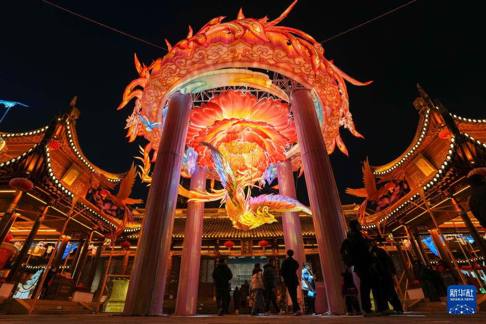 江苏南京:灯彩亮 迎新年