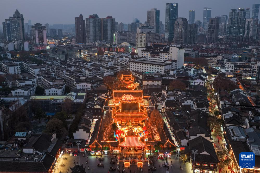 江苏南京:灯彩亮 迎新年