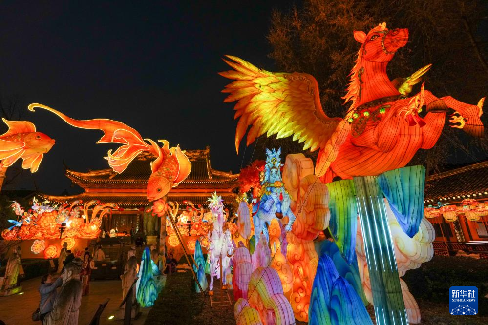 江苏南京:灯彩亮 迎新年