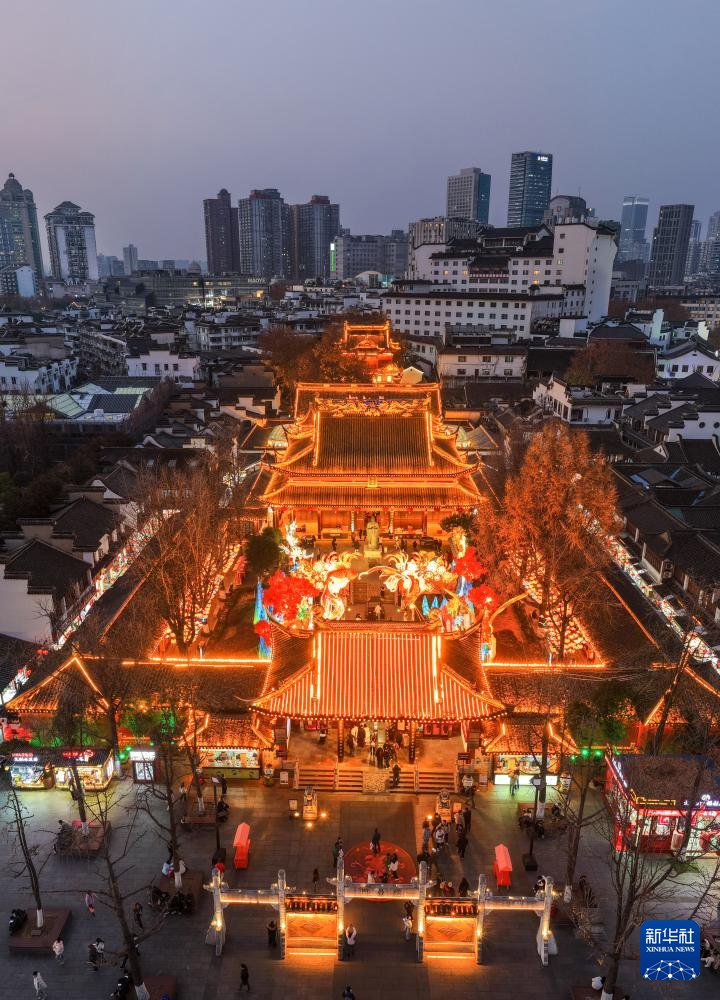 江苏南京:灯彩亮 迎新年