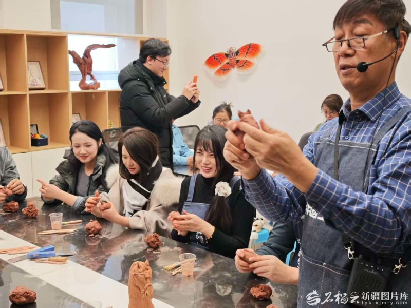 热雪新疆e起来·一路开“新”丨网络名人打卡克拉玛依 见证非遗技艺“活”起来